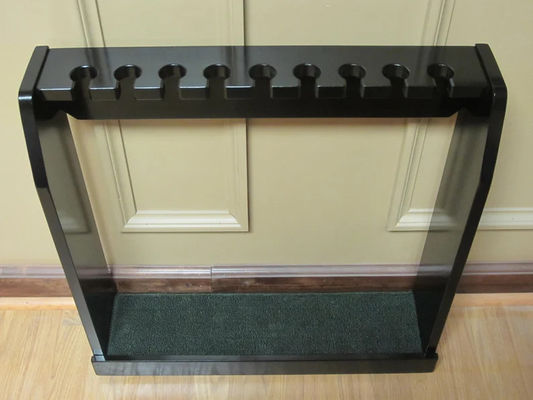 Черная отделка деревянного пола или стенной стойки идеально подходит для экспозиции редких клубов для гольфа Scotty Cameron