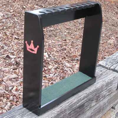 Черная отделка деревянного пола или стенной стойки идеально подходит для экспозиции редких клубов для гольфа Scotty Cameron