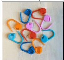 Маленькие крючки для вязания, предназначенные для изготовления свитеров, подарочных пакетов и красочной кружевной пряжи.