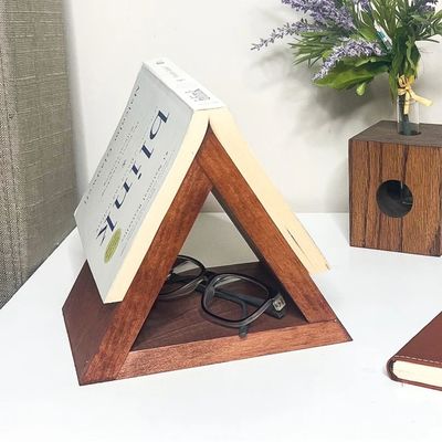 Деревянный книжный стенд на заказ
