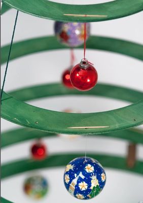 Создайте праздничную атмосферу с нашим деревянным рождественским деревом Alberello