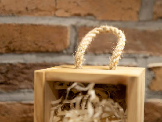 Четырехугольная деревянная коробка с вином с печатным изображением