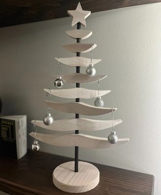 Экологически чистые материалы Современная белая деревянная рождественская елка для более зеленых праздников