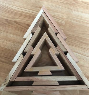 Деревянная рождественская елка идеально подходит для создания праздничной атмосферы