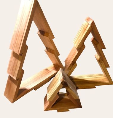 Деревянная рождественская елка идеально подходит для создания праздничной атмосферы