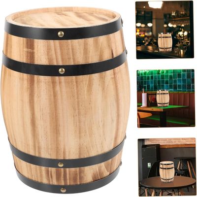 Деревянная бочка с винным винным напитком из натурального дерева