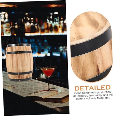 Деревянная бочка с винным винным напитком из натурального дерева