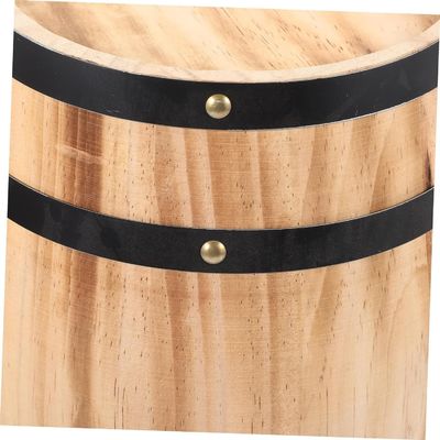 Деревянная бочка с винным винным напитком из натурального дерева