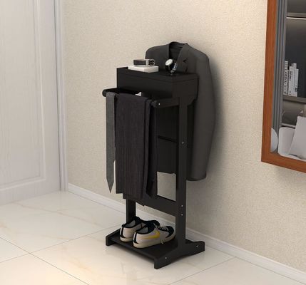 Поставка одежды из дерева с полками и стойкой для обслуживания