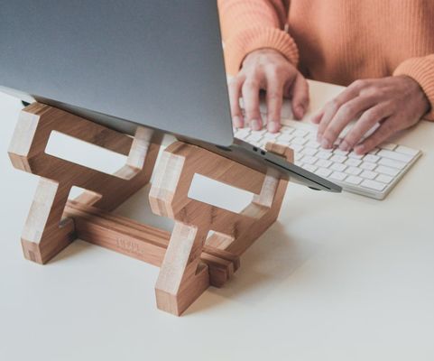 Регулируемая бамбуковая подставка для ноутбуков и ноутбуков в удобном дизайне