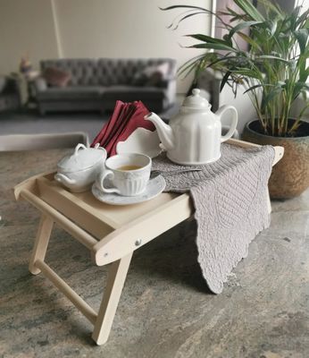 Четвероугольный завтрак в ложе с складывающимися ножками, сэкономить место и насладиться индивидуальными закусками