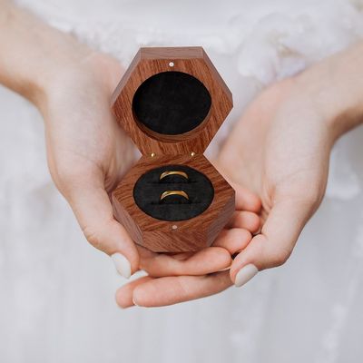 Массивное дерево на заказ 2 слота Подарочная упаковка с логотипом Деревянная кольцевая коробка для обручального кольца