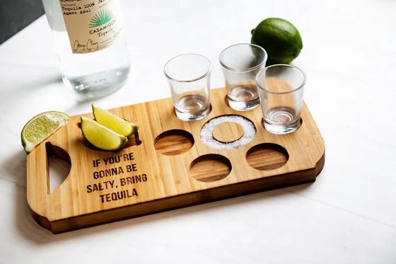 Современная стильная бамбуковая доска для пива с выгравированными деревянными стеклянными стойками