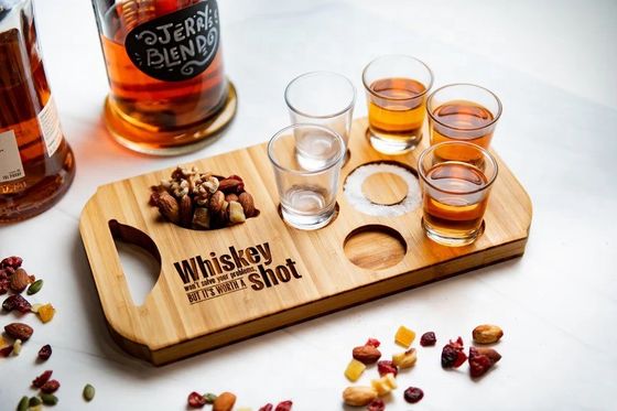 Современная стильная бамбуковая доска для пива с выгравированными деревянными стеклянными стойками