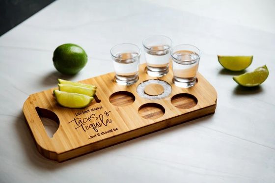 Современная стильная бамбуковая доска для пива с выгравированными деревянными стеклянными стойками