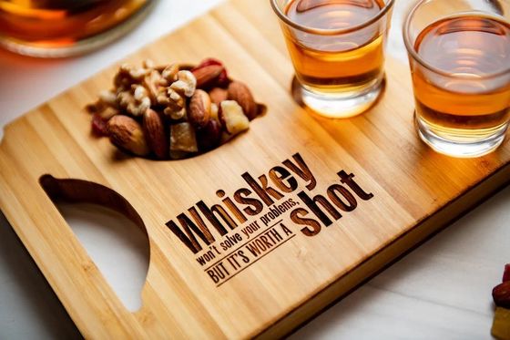 Современная стильная бамбуковая доска для пива с выгравированными деревянными стеклянными стойками