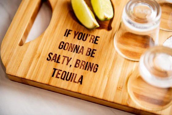 Современная стильная бамбуковая доска для пива с выгравированными деревянными стеклянными стойками