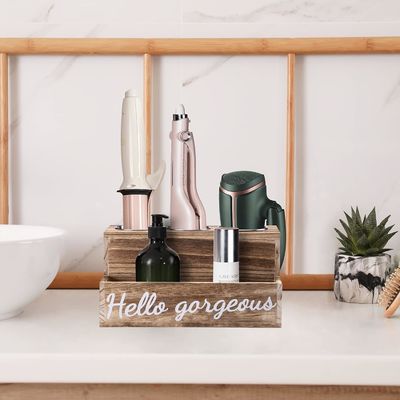 Безупречно убирайте ванную с помощью этого деревянного сушилки для волос и выпрямляющего устройства