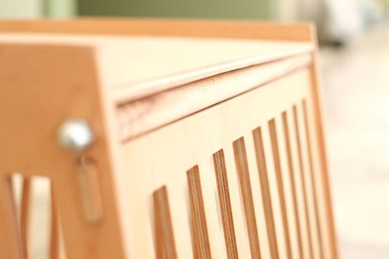 Дом для собак и кошек с дверью в белом цвете