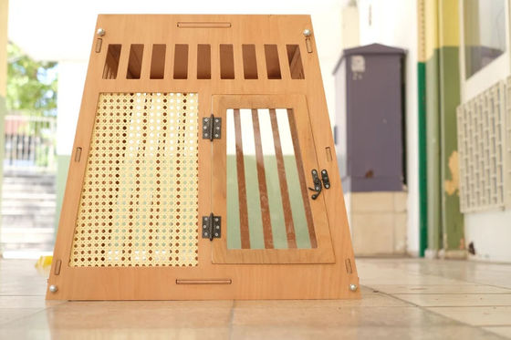 Дом для собак и кошек с дверью в белом цвете