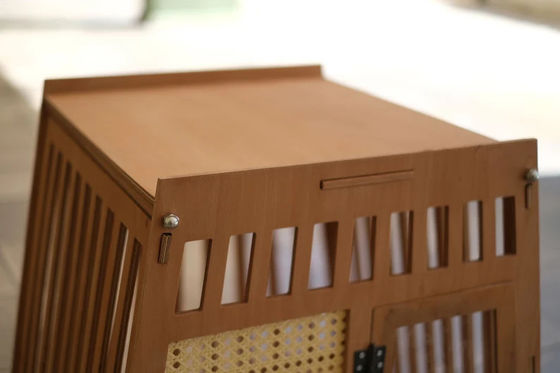 Дом для собак и кошек с дверью в белом цвете