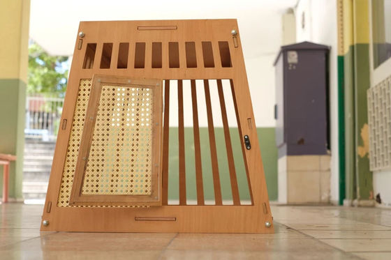 Дом для собак и кошек с дверью в белом цвете