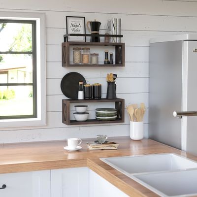 Сберегите пространство с деревянными полками и ограждением