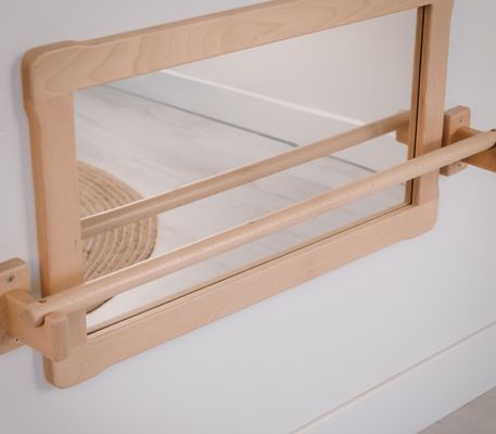 Большое зеркало Монтессори и длинная деревянная стойка сэкономили место для китайского нового года