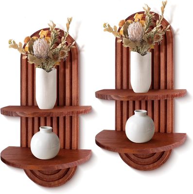 Раковина с дуговой аркой для хранения на стене и плавучие полки на деревянной стенке