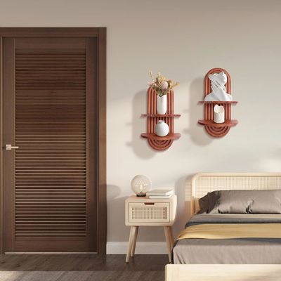 Раковина с дуговой аркой для хранения на стене и плавучие полки на деревянной стенке