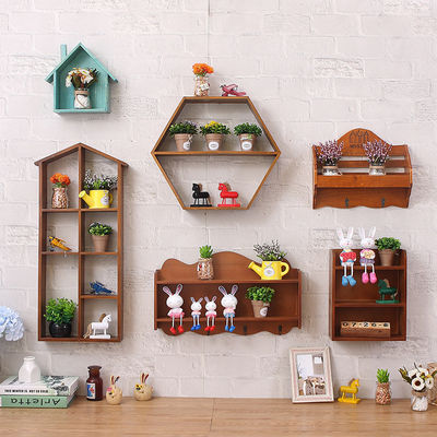 Конструкция деревянной полки для клавиатуры и почтового организатора для установки на стену