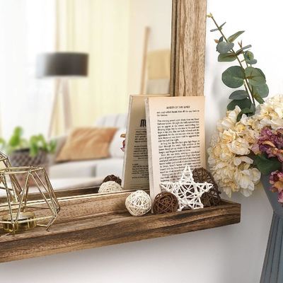 Большое количество деревянного декора на ферме Стенное зеркало с выгодой на полке и числом уровней