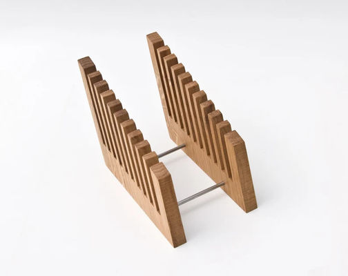 Организация офисного стола сделанная стильной с деревянным держателем файлов и функцией печати