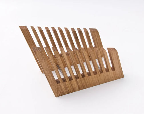 Организация офисного стола сделанная стильной с деревянным держателем файлов и функцией печати