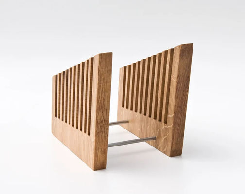 Организация офисного стола сделанная стильной с деревянным держателем файлов и функцией печати