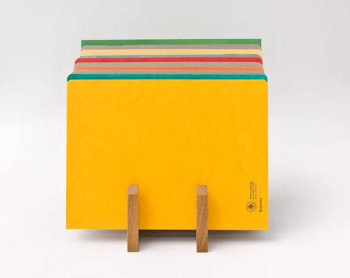 Организация офисного стола сделанная стильной с деревянным держателем файлов и функцией печати