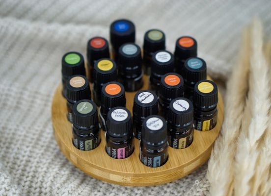 Функциональная деревянная стойка для эффективного хранения бутылок с маслом в форме круга