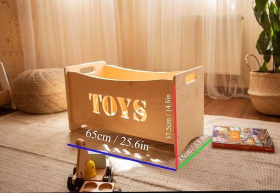 Сгоревшее дерево и стеклянная коробка организатора игрушек для мебели Монтессори в детской игровой комнате