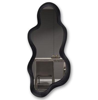 Красивое домашнее убранство Нерегулярное зеркало с черной деревянной рамой и современным убранством ванной комнаты