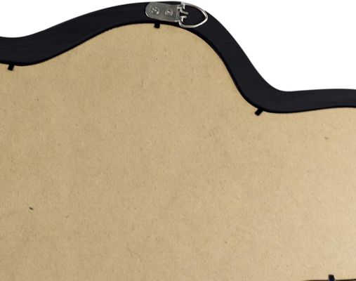 Красивое домашнее убранство Нерегулярное зеркало с черной деревянной рамой и современным убранством ванной комнаты