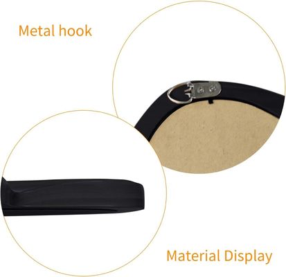 Красивое домашнее убранство Нерегулярное зеркало с черной деревянной рамой и современным убранством ванной комнаты