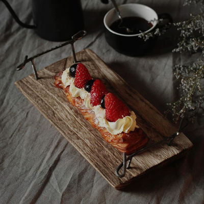 Рустический сервисный поднос из натуральной древесины с металлическими ручками OEM ODM принято