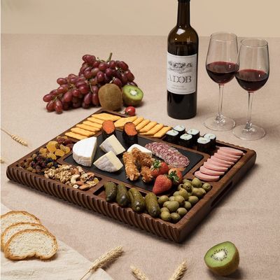 Подавайте сыр с большим стилем с помощью нашего двухстороннего набора посуды из сланца и нержавеющей стали