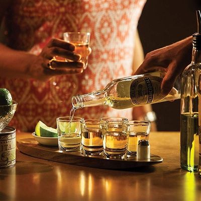 Деревянный обыкновенный цвет Акация Деревянный держатель чашек Стрелка Стеклянные чашки для подачи поднос с печатью