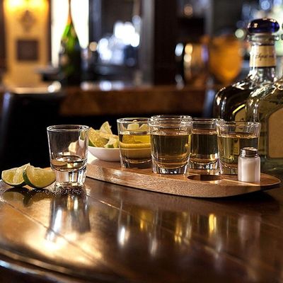 Деревянный обыкновенный цвет Акация Деревянный держатель чашек Стрелка Стеклянные чашки для подачи поднос с печатью