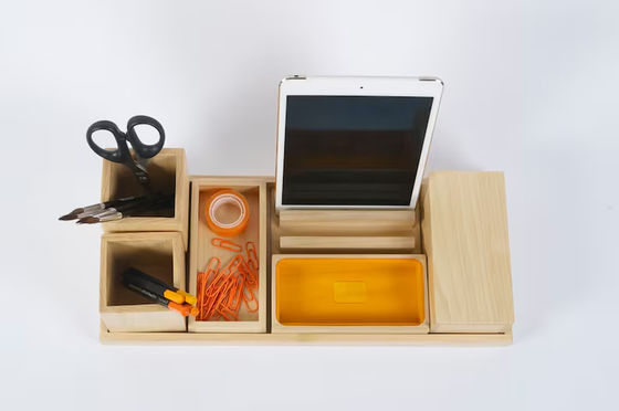 Настроенные деревянные аксессуары для рабочего стола - идеальный подарок для мужской офисной организации.