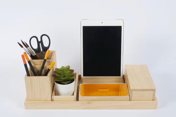 Настроенные деревянные аксессуары для рабочего стола - идеальный подарок для мужской офисной организации.