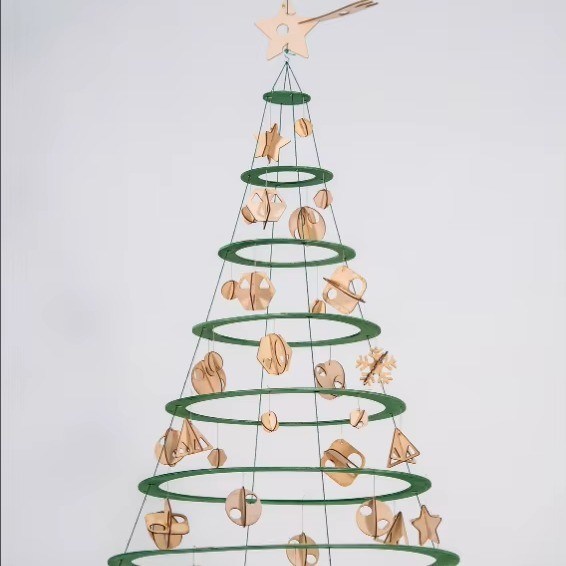 Создайте праздничную атмосферу с нашим деревянным рождественским деревом Alberello