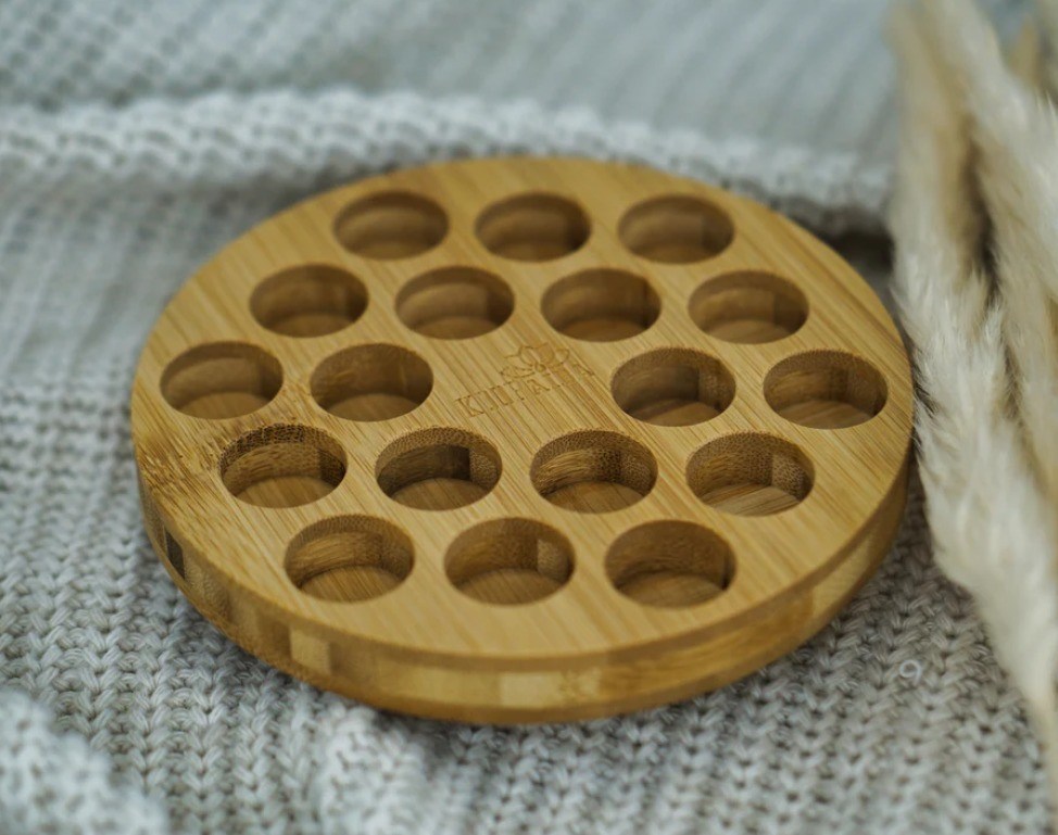 Функциональная деревянная стойка для эффективного хранения бутылок с маслом в форме круга