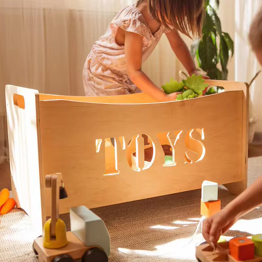 Сгоревшее дерево и стеклянная коробка организатора игрушек для мебели Монтессори в детской игровой комнате